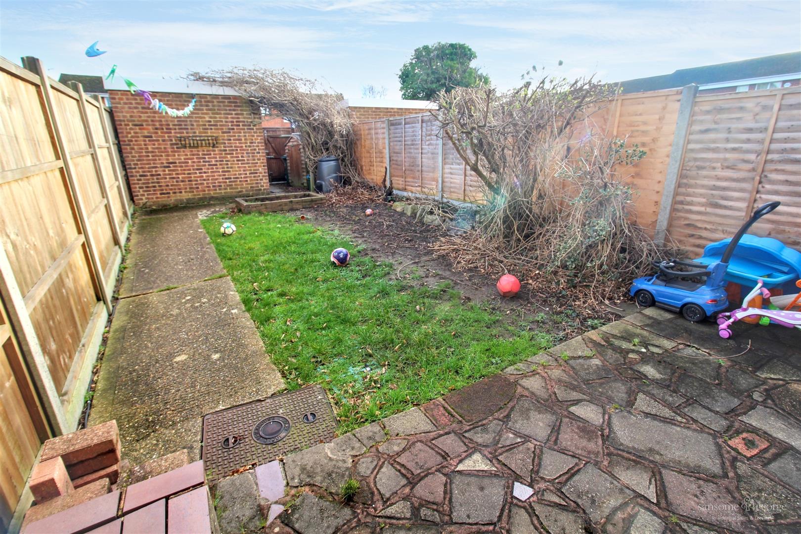 2 bed property in Swanholm Gardens, Reading
